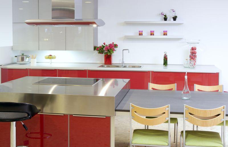 Modne ściany w kuchni - farby, tynki, tapety kuchenne Ściany w kuchni możemy wykańczać na wiele sposobów. Alternatywą dla płytek ceramicznych jest na przykład szkło, montowane nad blatem roboczym.