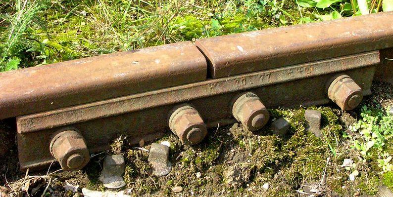 ŁĄCZNIE SZYN: klasyczne styki (na łubki i śruby): szyny główkowe (akcesoria kolejowe) i rowkowe (kiedyś dla szyn 180W i S); były też łubki przejściowe (S49 / 180W i S) rzadko (hałas) na trasach