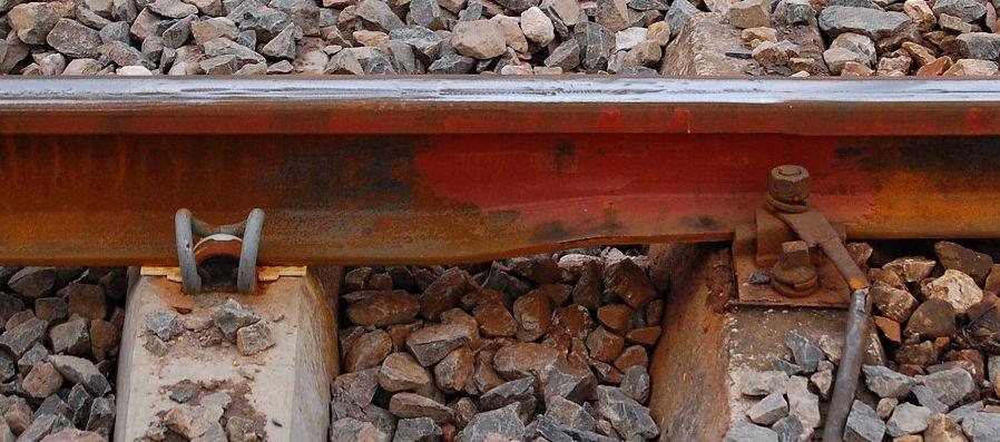 SZYNY PRZEJŚCIOWE w przypadku łączenia szyn o różnych przekrojach poprzecznych: LK1 / 60R2 LK1 / 49E1 49E1 / 60R2 rzadko (można połączyć stykiem termitowym) w celu uzyskania płynnej, a nie skokowej