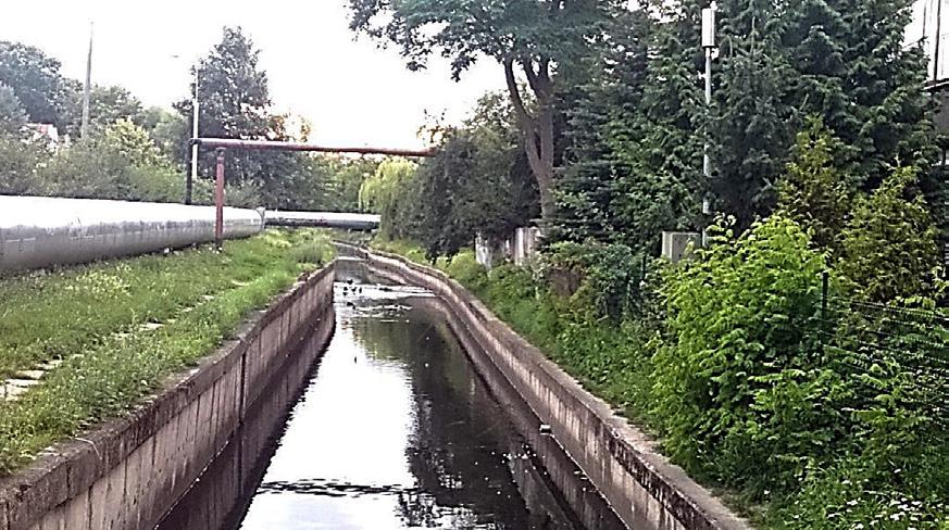Niższe roczne sumy opadów dla stacji Port Północny wynikać mogą z jej specyficznego położenia.