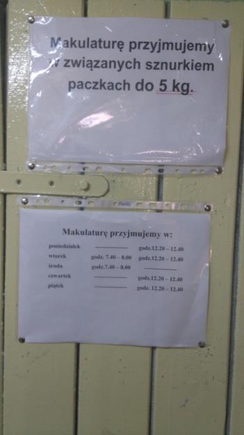 bierze udział w zbiórce makulatury.