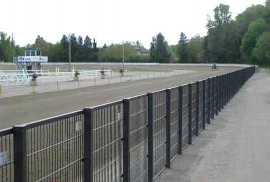 poziome o wymiarze 15,00x6,00 mm, a pionowe o średnicy 5,00 mm. Górną część paneli uzupełnia się poręczą z profilu stalowego o wymiarach 31,5x32,5x1,5 mm i długości 2505 mm.