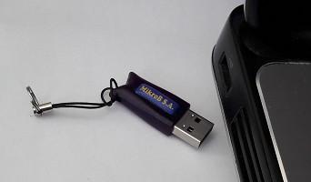 14 Stacja operatorska Uwaga! Dopiero po zakończeniu instalacji należy w porcie USB komputera umieścić klucz sprzętowy z licencją na stację operatorską PRO-2000. Ilustracja 2.