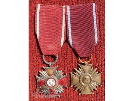 Krzyż Zasługi RP 209-0-7 Krzyż Zasługi RP Srebrny i brązowy Krzyż Zasługi RP, wzór z 944r.