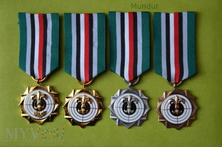 Obronności Kraju. Medal ten Kapituła nadawać będzie działaczom harcerskim i osobom wspomagającym ten ruch. Ustanowiono cztery klasy tego odznaczenia.