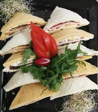 FINGER FOODS Terrine mix Roladki wykonane z miękkiej bułeczki faszerowane śledziem w buraczanej