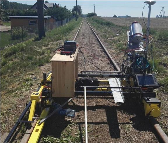 GEODEZYJNE I DIAGNOSTYCZNE TECHNIKI POMIARU GEOMETRII TORÓW KOLEJOWYCH 75 zakres pomiarowy nierówności poziomych: ±5 mm/1 m, rozdzielczość wszystkich wymienionych parametrów: 0,1 mm.