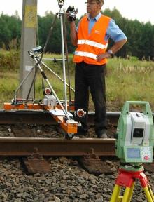 belce pomiarowej lub toromierzu elektronicznym (rys. 1a). 3.2. Niwelacja Niwelacja jest określeniem geodezyjnego wyznaczania różnic wysokości między mierzonymi punktami terenowymi.