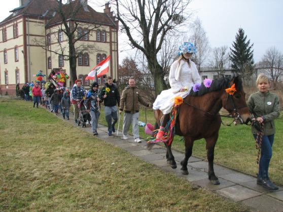 Marzanna - symbol zimy - to słomiana kukła o kobiecej postaci, ubrana w białe płócienne szaty, przystrojona koralami i wstążkami. Marzannę wyprowadzano ze wsi jedną drogą, drugą zaś wprowadzano tzw.