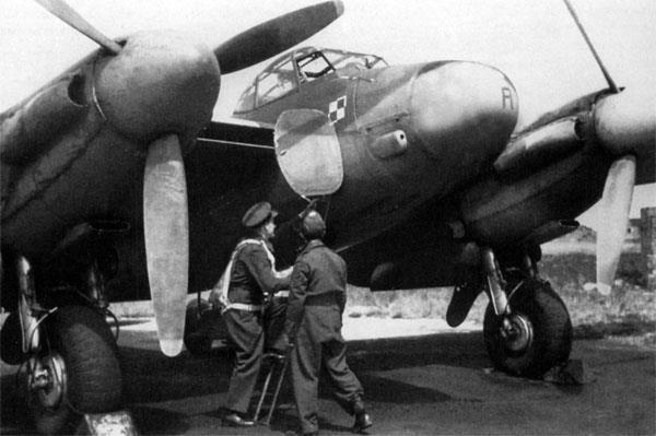 54 jego samolot De Havilland Mosquito II został zestrzelony przez niemiecki myśliwiec nocny Heinza Strüninga i uderzył pionowo w torfowisko koło Sögel w gminie Lahn w Dolnej