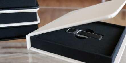 Opis: plastikowy pendrive przypominający