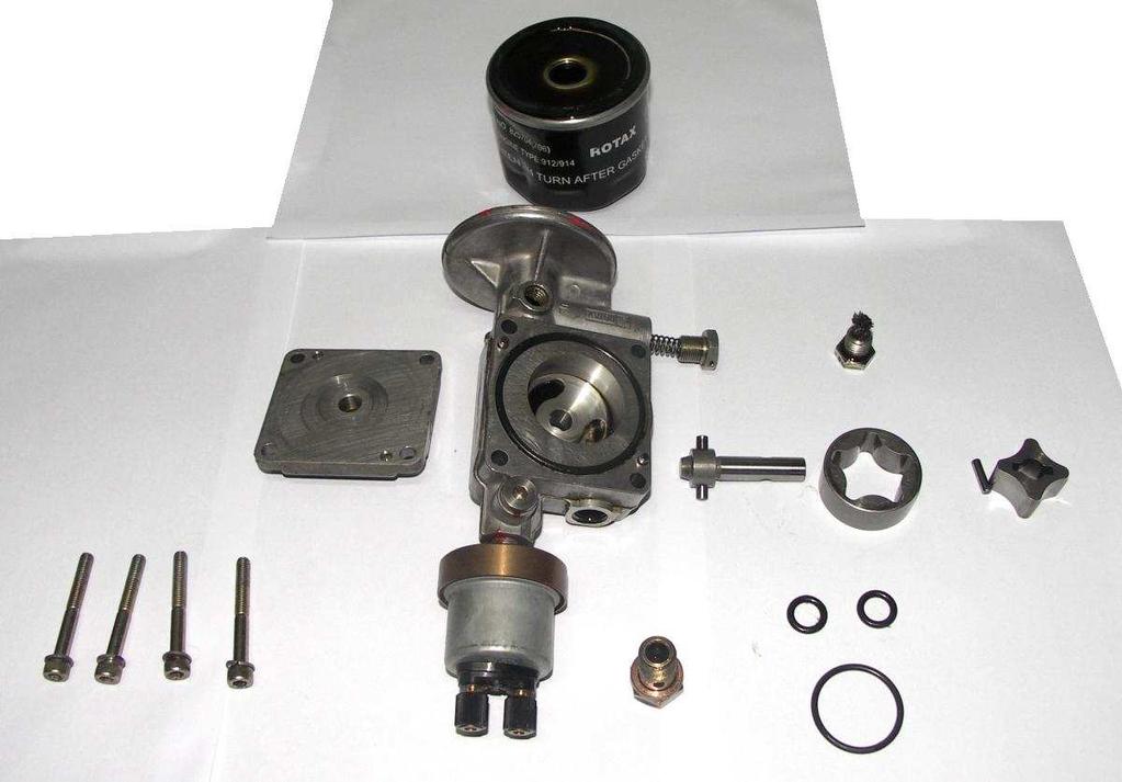 30 Rozmontowana pompa hydrauliczna silnika Rotax 912UL.