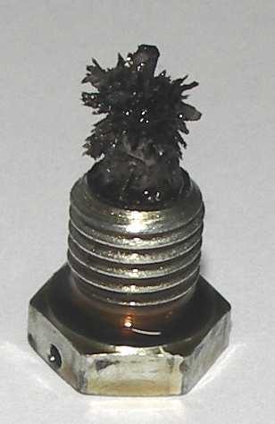 32 Korek magnetyczny korpusu pompy z zebranymi opiłkami.
