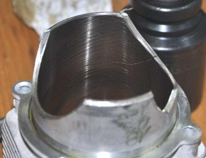 34 Zniszczona głowica cylindra nr 1 silnika Rotax 912UL (wtórne
