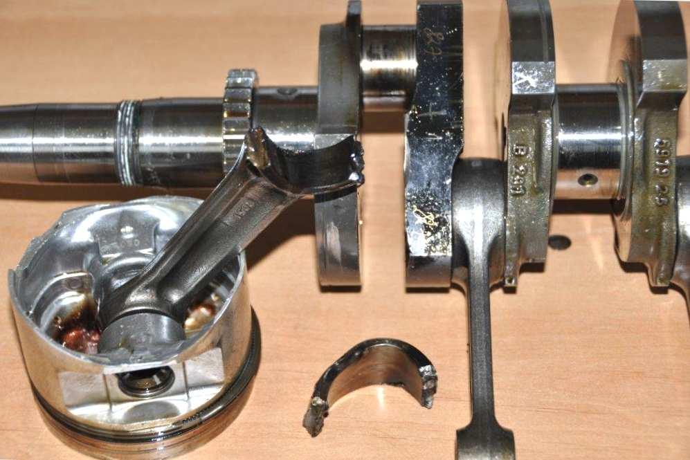 braku doprowadzenia właściwej ilości oleju pod odpowiednim ciśnieniem do pary kinematycznej korbowód-korba cylindra nr 1.