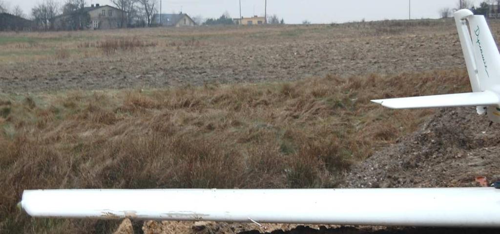 skrzydła od strony krawędzi spływu.