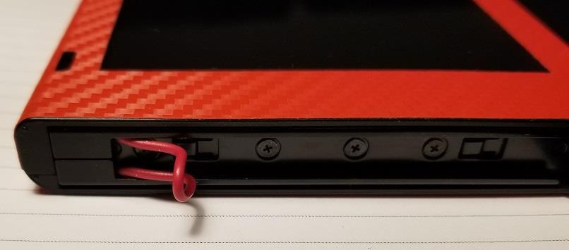 Ustaw Jig a w tak, aby zwierał pierwszy i ostatni pin w szynie dla prawego Joycon a. Przytrzymaj przycisk Vol+ i dodaj przycisk Power.