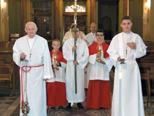 Posługa ministranta podczas Mszy Świętej W zakrystii: Przed rozpoczęciem liturgii Mszy Świętej ministranci ubrani w stroje liturgiczne i zebrani wokół kapłana pozostają w modlitewnym skupieniu, po