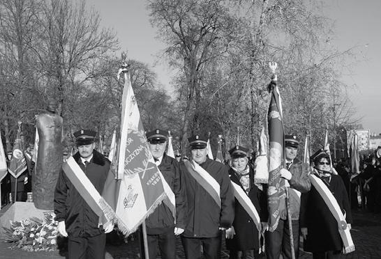 Eugeniusz Zarębiński oficjalnie przywitał pielgrzymów. Kolejarzy nie zabrakło też na wałach w czasie drogi krzyżowej.