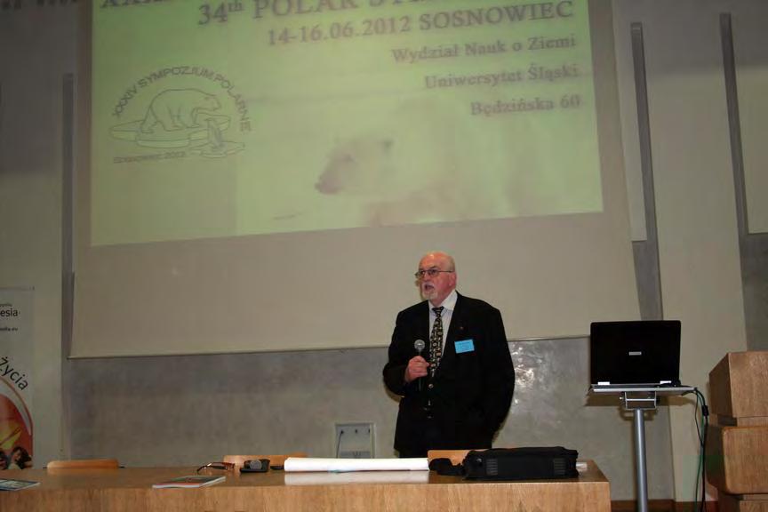 Prof. Jacek Jania przemawia podczas rozpoczęcia
