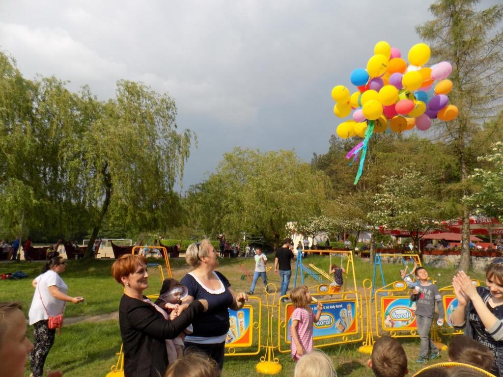 Wiele emocji wzbudziło wypuszczenie do nieba balonów z wypisanymi marzeniami przez dzieci.