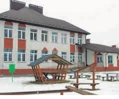 16 SZKOŁY ROKU pow. dąbrowski pow. nowotrski pow. bocheński Szkoł w Rdgoszczy m długą trdycję. Obecnie pobier w niej nukę ok. 500 dzieci od wieku przedszkolnego do gimnzjlnego.