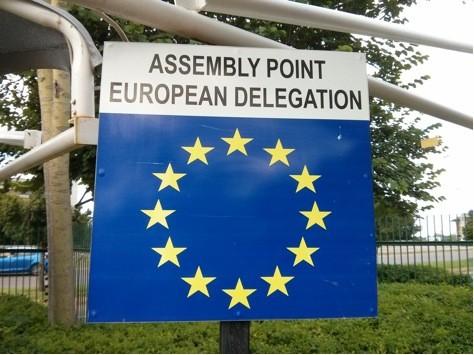 Delegatury UE Ambasady UE akredytowane przy PT i OM Decyzję o otwarciu podejmuje WP w porozumieniu z Radą i KE Na czele delegacji stoi szef delegacji wybierany przez WP (przesłuchanie PE) i przed nim