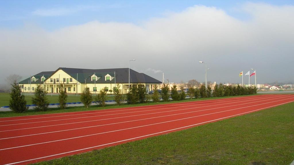 KOMPLEKS SPORTOWO- REHABILITACYJNY W GÓRZYCY Obiekt dysponuje pełnowymiarowym boiskiem piłkarskim o naturalnej nawierzchni, 4 kortami tenisowymi o nawierzchni ze sztucznej trawy, boiskami do