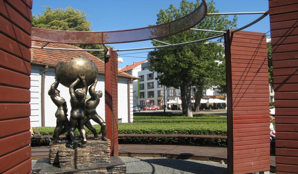 POMNIK WIKIPEDII Przy placu Frankfurckim w Słubicach stoi pierwszy na świecie pomnik Wikipedii.
