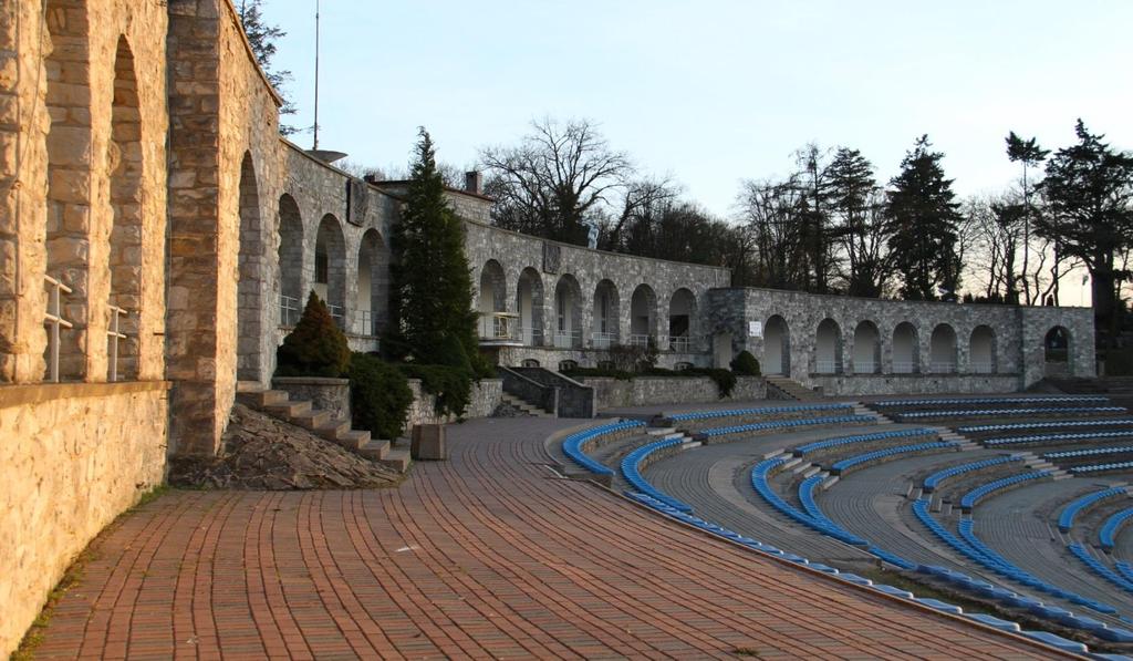 STADION SPORTOWY W SŁUBICACH Słubicki stadion, z charakterystycznymi arkadami, to jeden z najstarszych tego typu obiektów