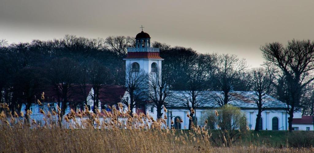 ZABYTKOWY KOŚCIÓŁ PW. NMP KRÓLOWEJ POLSKI Kościół pw. NMP Królowej Polski odwiedzany jest przez wiernych od 1946 roku.