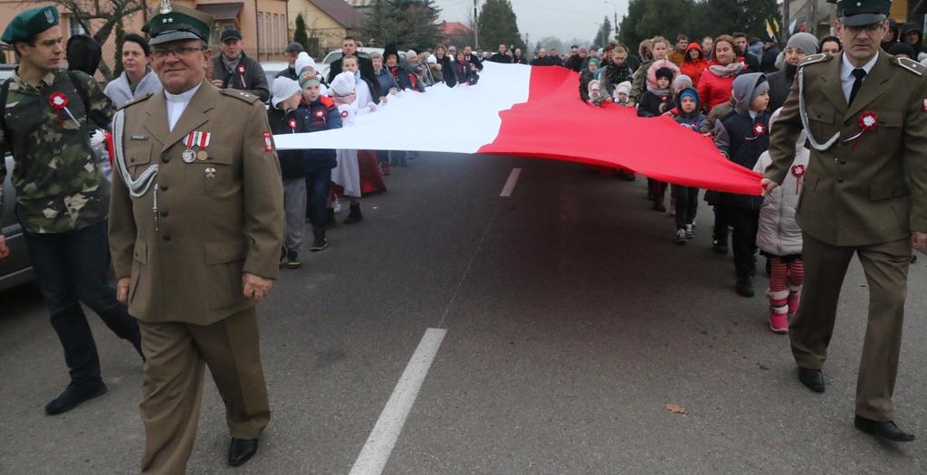 niewoli naznaczonej walką, cierpieniem i wysiłkiem wielu pokoleń Polek i Polaków nasz kraj odzyskał upragnioną wolność Polska wróciła na mapy świata Podczas obchodów 11 listopada czcimy pamięć tych,
