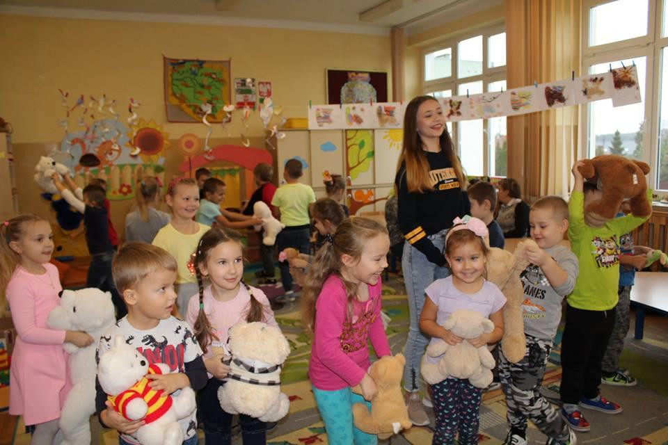 trakcie zabawy ruchowej "Misie zjadają miodek" Przedszkolaki zamieniły się także w misie, wykonując sobie misiowe zdjęcie W ramach relaksu obejrzały bajkę, a na