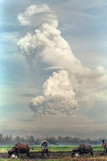 Warstwa pyłu oziębia niższe warstwy atmosfery (rozpraszanie promieniowania