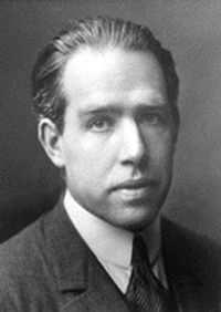 Fizyka 2 Wyk»ad 1 19 Propozycja Nielsa Bohra (1885-1962): elektron nie spada na jdro bo jego moment p du jest skwantowany.