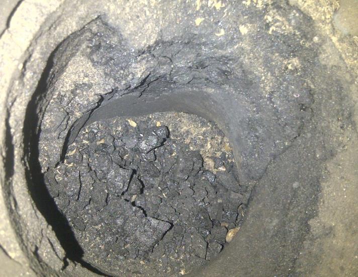 Jeżeli kocioł nie pracuje dłużej niż 2 dni (np. po sezonie grzewczym) powinien bezwzględnie zostać oczyszczony, a zasobnik paliwa oraz mechanizm podający opróżniony z paliwa.