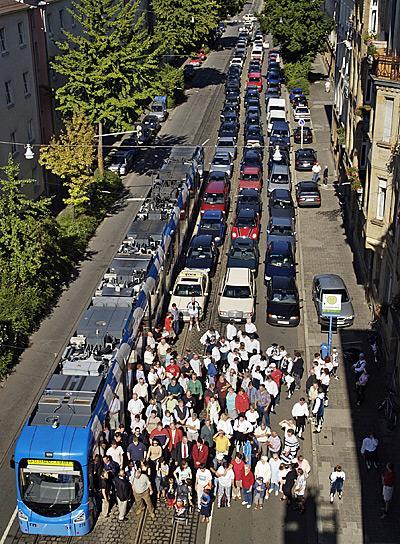 Konsekwencje Udział samochodów osobowych w podróżach: Kraków (2013):