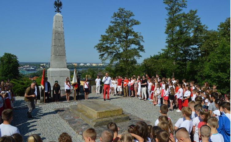 Może się bowiem okazać, że odnaleźliśmy jakiegoś uciekiniera z pobliskiej lub nieco dalszej posesji. Zielona Szkoła z historią w tle.