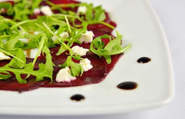 ..5 szt. / 25,00 zł Carpaccio z buraka z serem feta i rukolą.