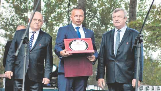 spotyka się z kimś z innej gałęzi wojskowej