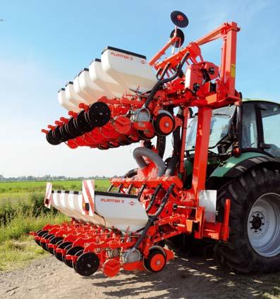 Maszyna doskonale kopiuje nierówności pola i zapewnia precyzyjne umieszczenie nasion w glebie na całej szerokości roboczej.