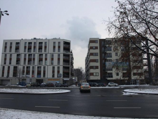 Burdziński do chaosu przestrzennego, w szczególności dotyczącym form elewacji (podziałów, barw, otworów okiennych, detali).