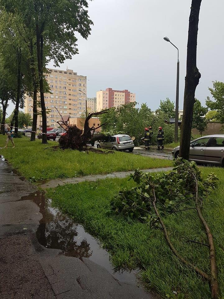 Zniszczony samochód w rejonie ulicy Miłej i Kusocińskiego, 29.06.2017, fot. http://www.echodnia.