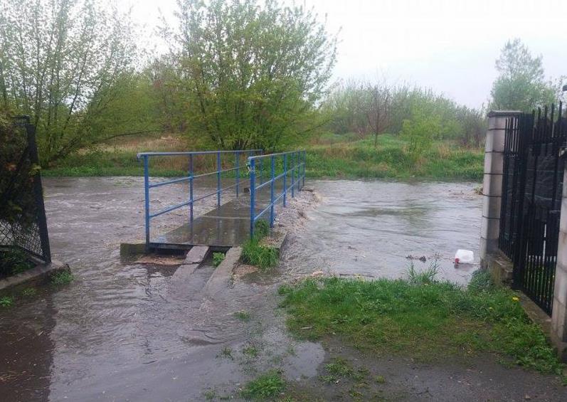 Zalana kładka dla pieszych na rogu ulic Trzcińskiej i Konopnej, fot. http://www.cozadzien.pl/wiadomosci/radom/ Zalany tunel w al. Grzecznarskiego, fot. http://www.cozadzien.pl/wiadomosci/radom/ Zagrożenie powodzią od strony rzek jest w Radomiu niewielkie.