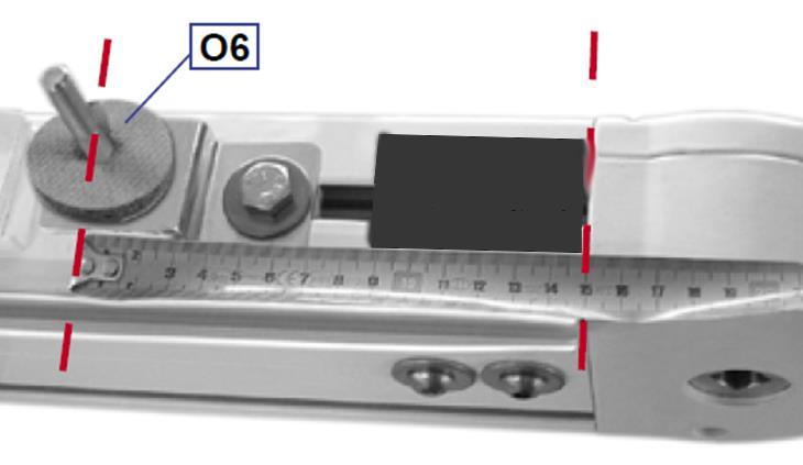 13. Belkę stałą należy zamocować w odległości 150 mm od końca profilu szyny do osi montażowej O6.