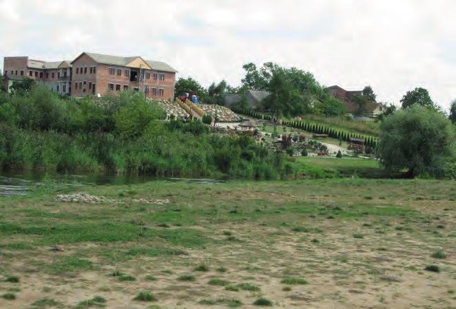 Zbocze doliny Warty w okolicach Uniejowa 181 nych (piaski i żwiry), bardziej podatnych na procesy erozyjne (ryc. 2).