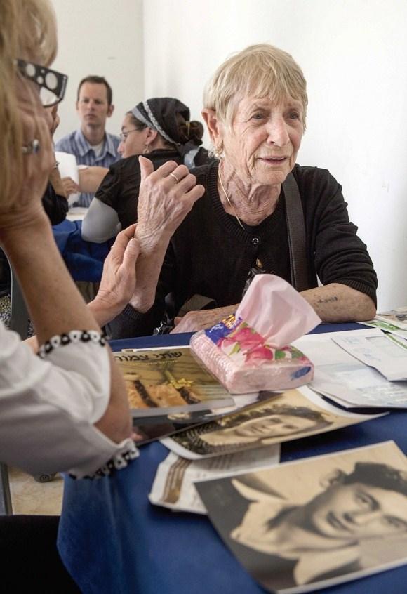 W archiwum Yad Vashem, podczas przekazywania archiwalnych fotografii, 2011 r.