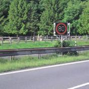 Znak LED o zmiennej treści SpeedFix Przenośny znak LED o zmiennej treści SpeedFix oferuje poprawę bezpieczeństwa na drodze w różnych sytuacjach.