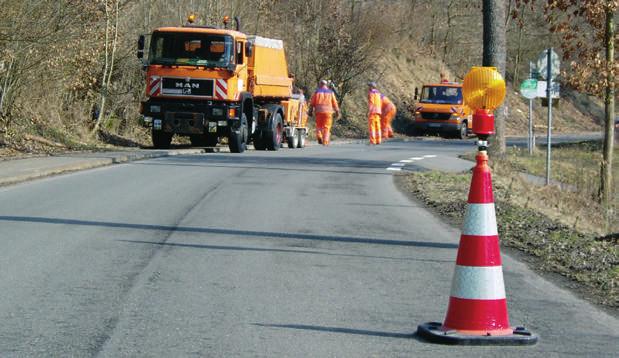 Lampy błyskowe na pachołek Do pachołków o wysokości 750mm Łatwość i szybkość montażu dzięki specjalnie zaprojektowanemu systemowi Doskonała stabilność dzięki pojemnikowi na baterie