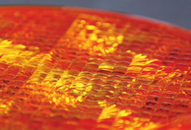 Lampy ostrzegawcze dalekiego zasięgu/ systemy zabezpieczające pojazdy Lampy ostrzegawcze dalekiego zasięgu W miejscach o dużym natężeniu ruchu drogowego (autostrady, drogi szybkiego ruchu) jak